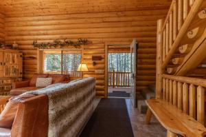 Tall Pines Lodge - Snowy Winter Escape -Hot Tub
