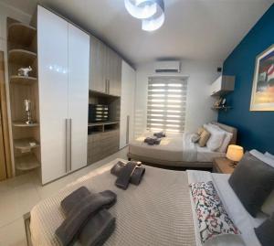 Cheerful holiday two bedrooms flat with BBQ