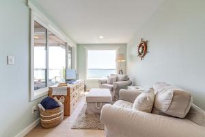 Mtn-View Camano Island Retreat Overlooking Beach