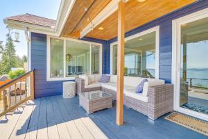 Mtn-View Camano Island Retreat Overlooking Beach