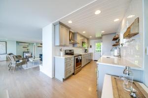 Mtn-View Camano Island Retreat Overlooking Beach