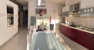 Cheerful holiday two bedrooms flat with BBQ