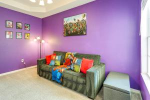 Walk to Tower Lake: Family Home in Gated Community