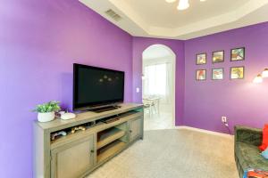 Walk to Tower Lake: Family Home in Gated Community