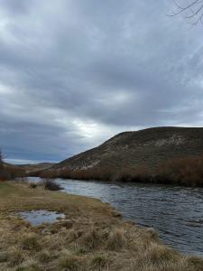 Hermosa cabaña a orillas del rio
