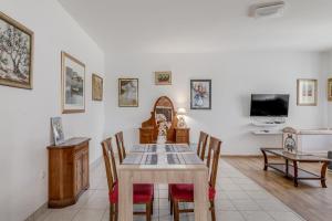 Beachfront apartment Drazen with patio & parking