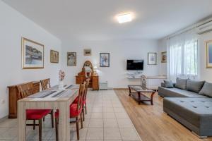 Beachfront apartment Drazen with patio & parking