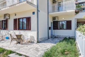Beachfront apartment Drazen with patio & parking