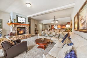 Spacious Elegance-Kirkwood-Timber Ridge 3 Bedroom residence