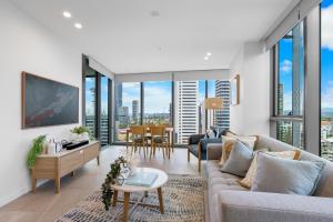 The Solace - NEW Ocean view corner 1BR with Pool Parking Steps to Beach