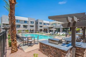 Glitzy 2BR Walk to Westgate Pool Gym WD