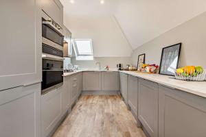 SOBO Loft Sleek Southbourne 2-Bedroom Apartment Close to SOBO Beach