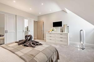 SOBO Loft Sleek Southbourne 2-Bedroom Apartment Close to SOBO Beach