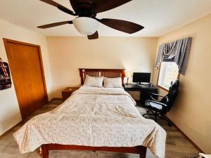 Master Bedroom with attached bathroom - Ubytování bez kategorie ve městě Airdrie