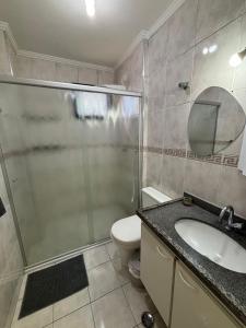 2 Quartos com Varanda sendo 1 Suíte, Cozinha completa, Vista Mar - Condomínio Frente Mar, Lazer completo com Piscina coberta e aquecida, Estacionamento, Portaria 24h - Apto indicado para Grupos, Famílias e Hóspedes a Trabalho, Praia da Guilhermin