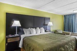 King Room - Non-Smoking room in Quality Inn Hinesville - Fort Stewart Area Kitchenette Rooms - Pool - Guest Laundry