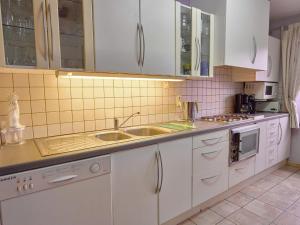 Peaceful Garden Home, Chevron