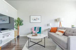 Boulevard Stays Luxury 1BR King Suite Pool Gym Parking - B