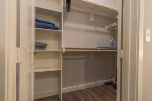 Boulevard Stays Luxury 1BR King Suite Pool Gym Parking - B