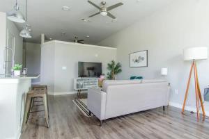 Boulevard Stays Luxury 1BR King Suite Pool Gym Parking - B