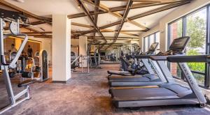 Boulevard Stays Pool Gym Parking 1BR King Suite C