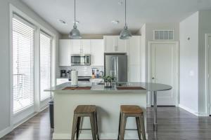 Boulevard Stays Pool Gym Parking 1BR King Suite C