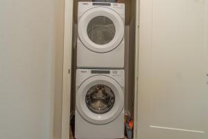Boulevard Stays Pool Gym Parking 1BR King Suite C