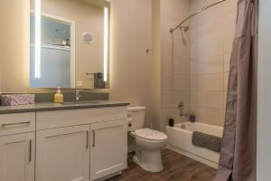 Boulevard Stays Pool Gym Parking 1BR King Suite C