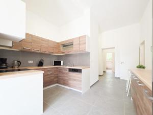 Tolstov Apartments - 3 Room Apartment - Kitchen - Dining Room - Terrace - 25 min to Messe DUS