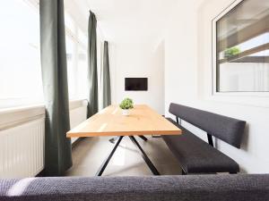 Tolstov Apartments - 3 Room Apartment - Kitchen - Dining Room - Terrace - 25 min to Messe DUS