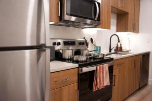 Luxury Hollywood Studio With Pool, Parking, Gym