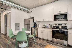 Boulevard Stays Downtown Highrise 1BR Sky Pool Parking Gym 11