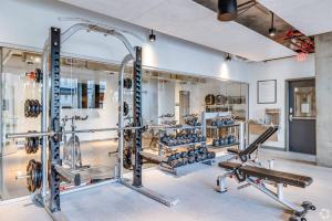 Boulevard Stays Downtown Highrise STU Sky Pool Parking Gym 03