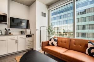 Boulevard Stays Downtown Highrise STU Sky Pool Parking Gym 03