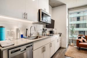 Boulevard Stays Downtown Highrise STU Sky Pool Parking Gym 03