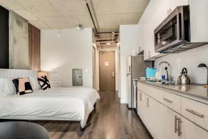 Boulevard Stays Downtown Highrise STU Sky Pool Parking Gym 03