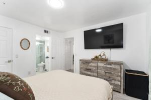 Cozy UF condo off Archer Road - Near Shands & VA !