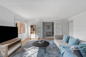 Niara - renovated 4BR Vincentia beach house