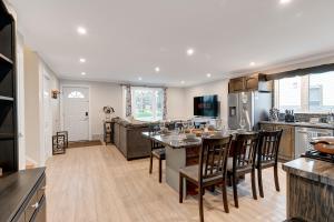 3 Bedroom Modern Getaway with Hot Tub and Pet Friendly