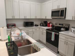 THE WHOLE HOUSE, QUIET COZY HOME 4 Bed 3 bath