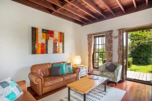 Stone Cottage - vineyard estate w. fireplace