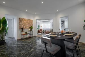 Chic & Central 3BR Retreat in the Historic Center