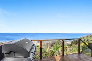 South Pacific Beach House - direct beach access