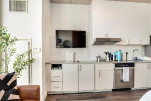 Boulevard Stays Downtown Highrise STU Sky Pool Parking Gym 06