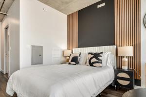 Boulevard Stays Downtown Highrise STU Sky Pool Parking Gym 06