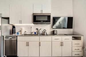 Boulevard Stays Luxe Downtown Studio Pool Gym & Garage