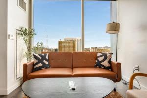 Boulevard Stays Downtown Highrise STU Sky Pool Parking Gym 07