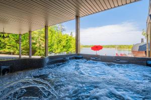 Waterfront w sauna, hot tub & boat slip