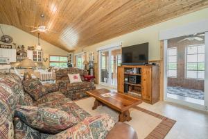 Waterfront w sauna, hot tub & boat slip