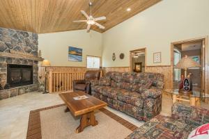 Waterfront w sauna, hot tub & boat slip